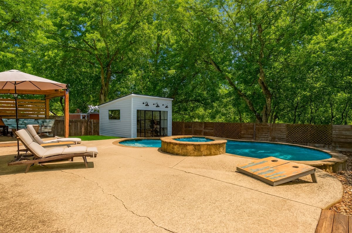 Spend Time by the Pool-10 Min to Downtown- Hot Tub gallery image 2