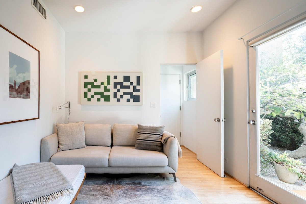 Ideal Modern Beach Home Away from Home gallery image 3