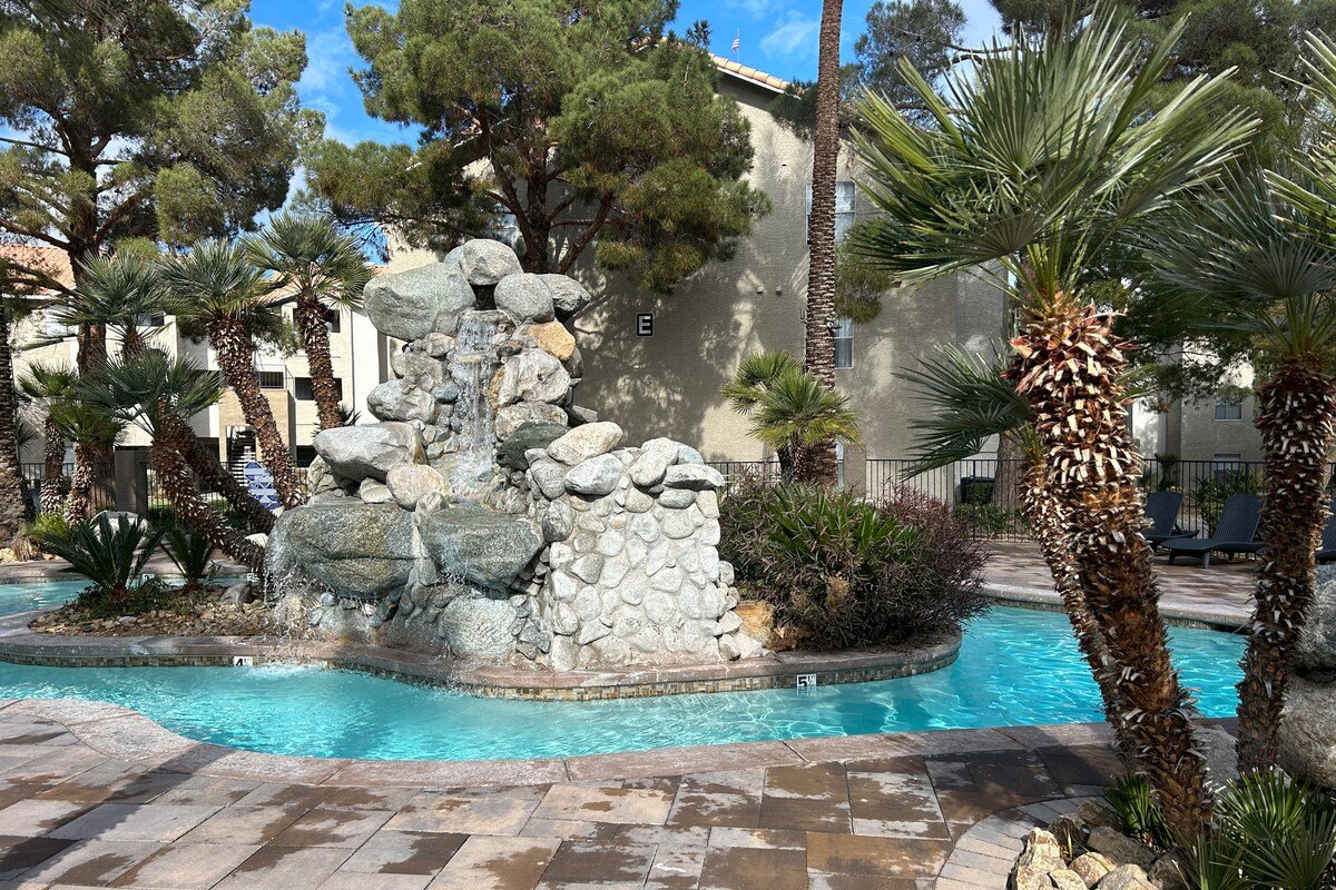 Spacious and remodeled no resort or parking fees gallery image 3