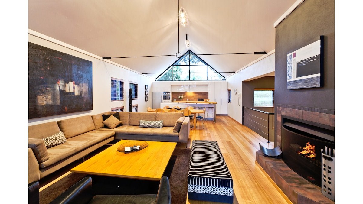 Whitehaven—Stylish Group Retreat with Ocean Views gallery image 2