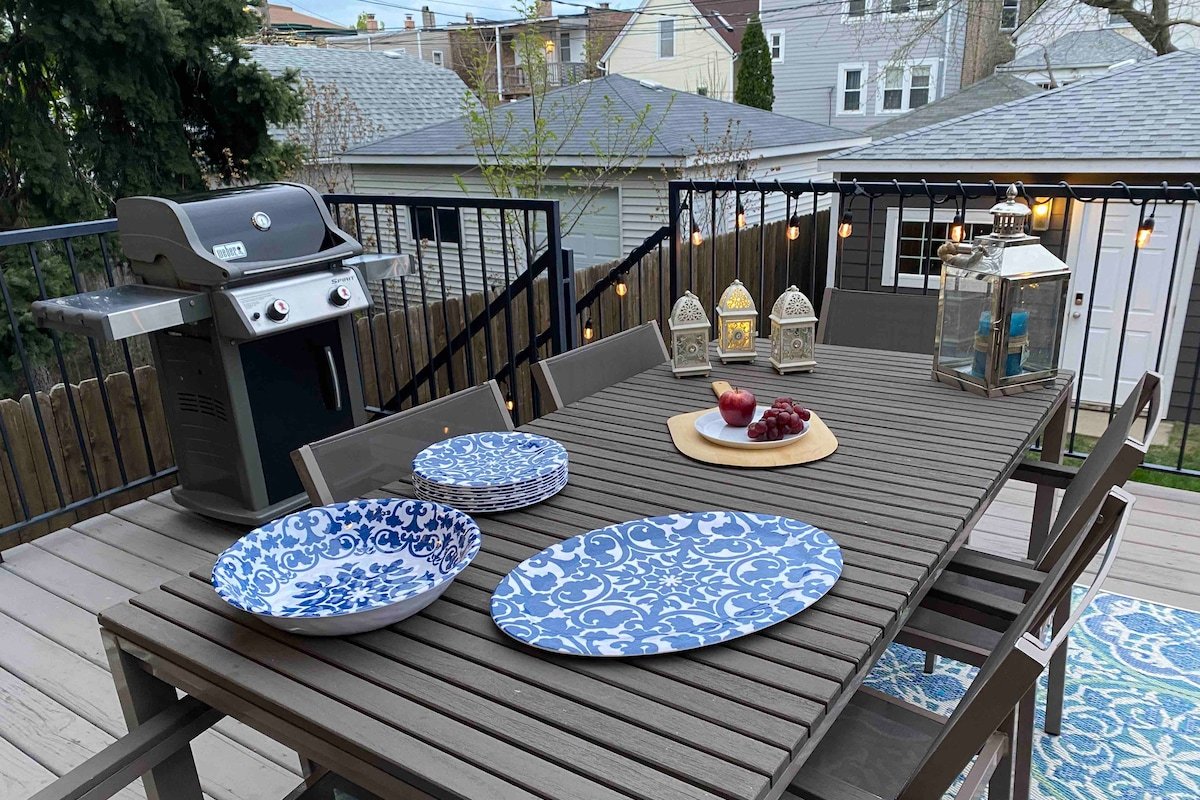 Single Family Home in Logan Square w/ 2 Car Garage gallery image 4