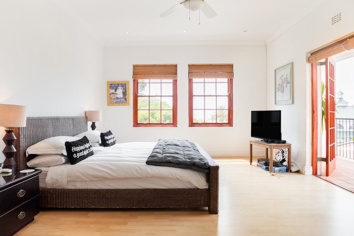 Camps Bay Villa with Mountain Views near the Beach gallery image 4