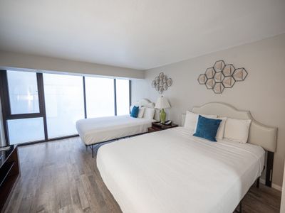 PENTHOUSE SUITE on the strip – 2 Bd/ 1Ba