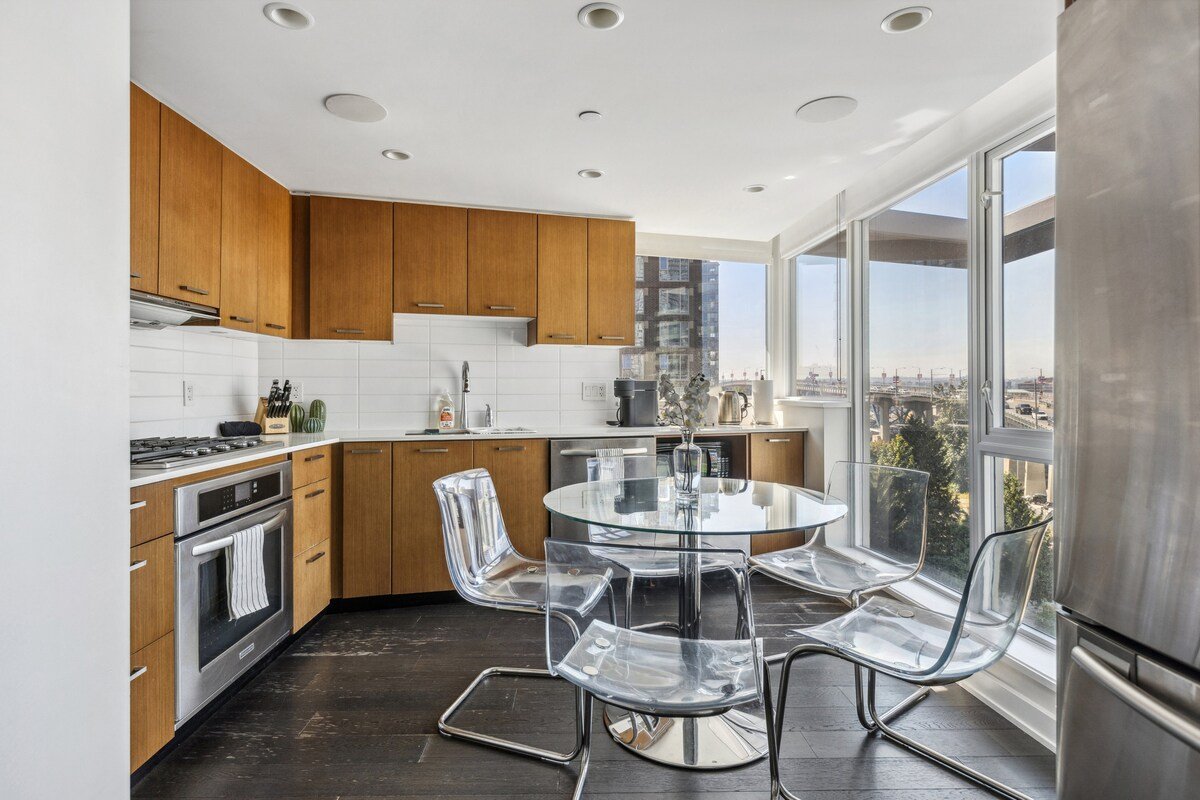 5 min seawall/AC/Yaletown/City View/Sleeps4people! gallery image 3