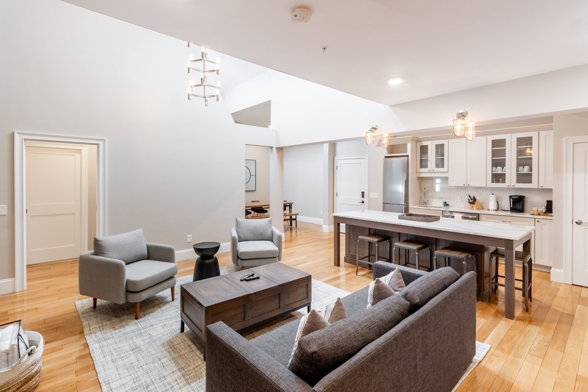 Corner Apt, Open Floor Plan In Downtown Newport