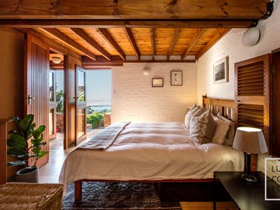 Prime Surf & Sunset views in unique Kommetjie home