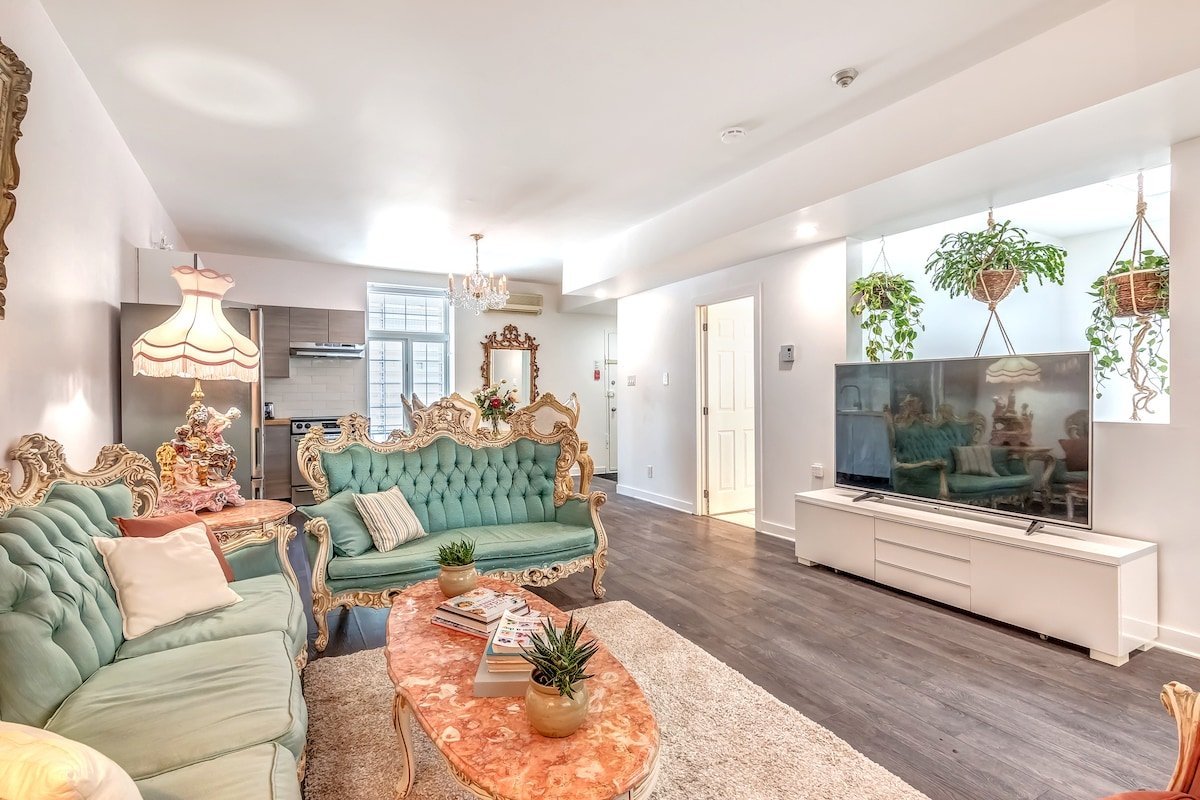 Old Mtl DT Victorian 2-Floor Penthouse 6 Bedroom gallery image 2