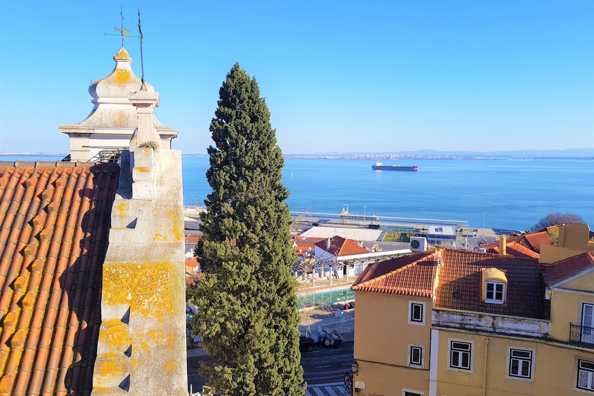 Cosy Apartment with Stunning River view in Alfama gallery image 2