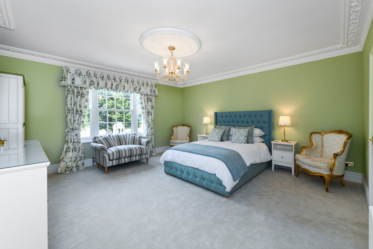 Stunning Rectory in Countryside with Hot Tub gallery image 2