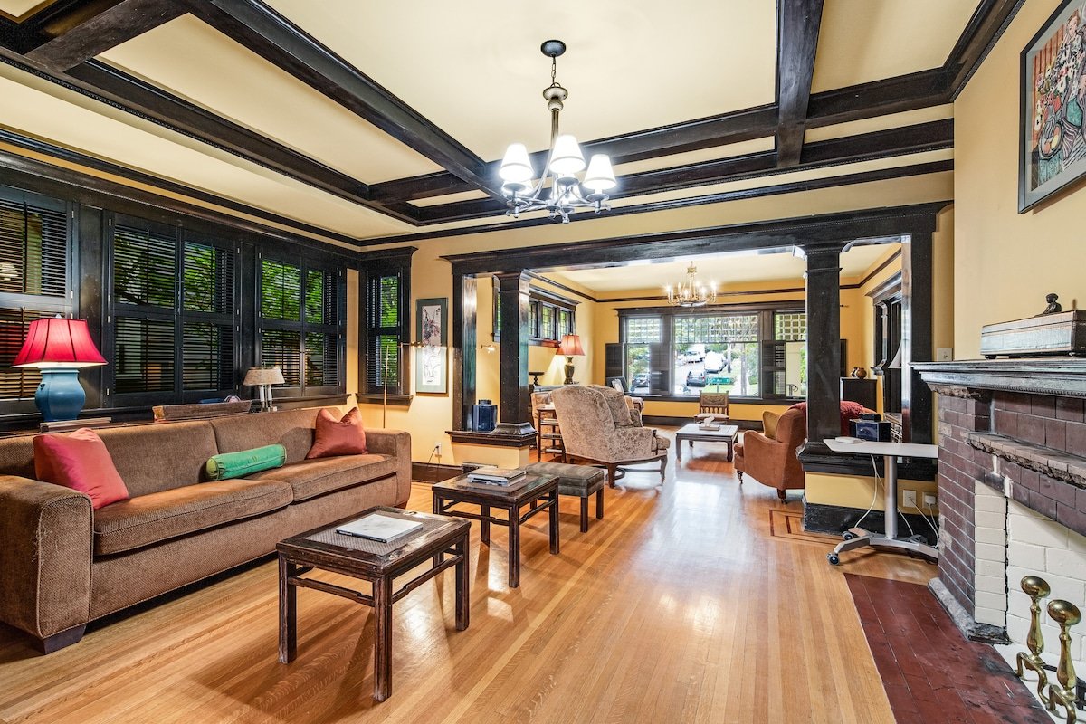 Historical Mansion in Capitol Hill gallery image 4