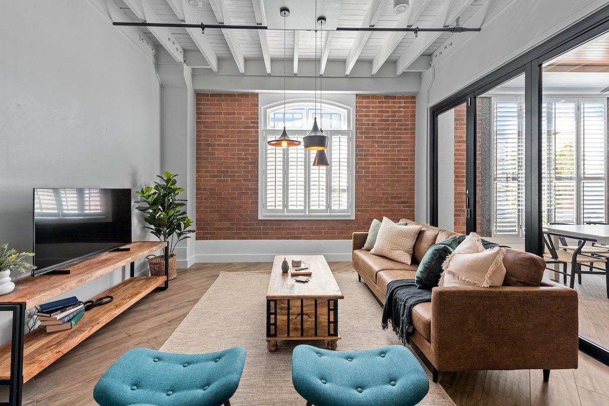 Luxurious Woolstore Living! ~Teneriffe gallery image 2