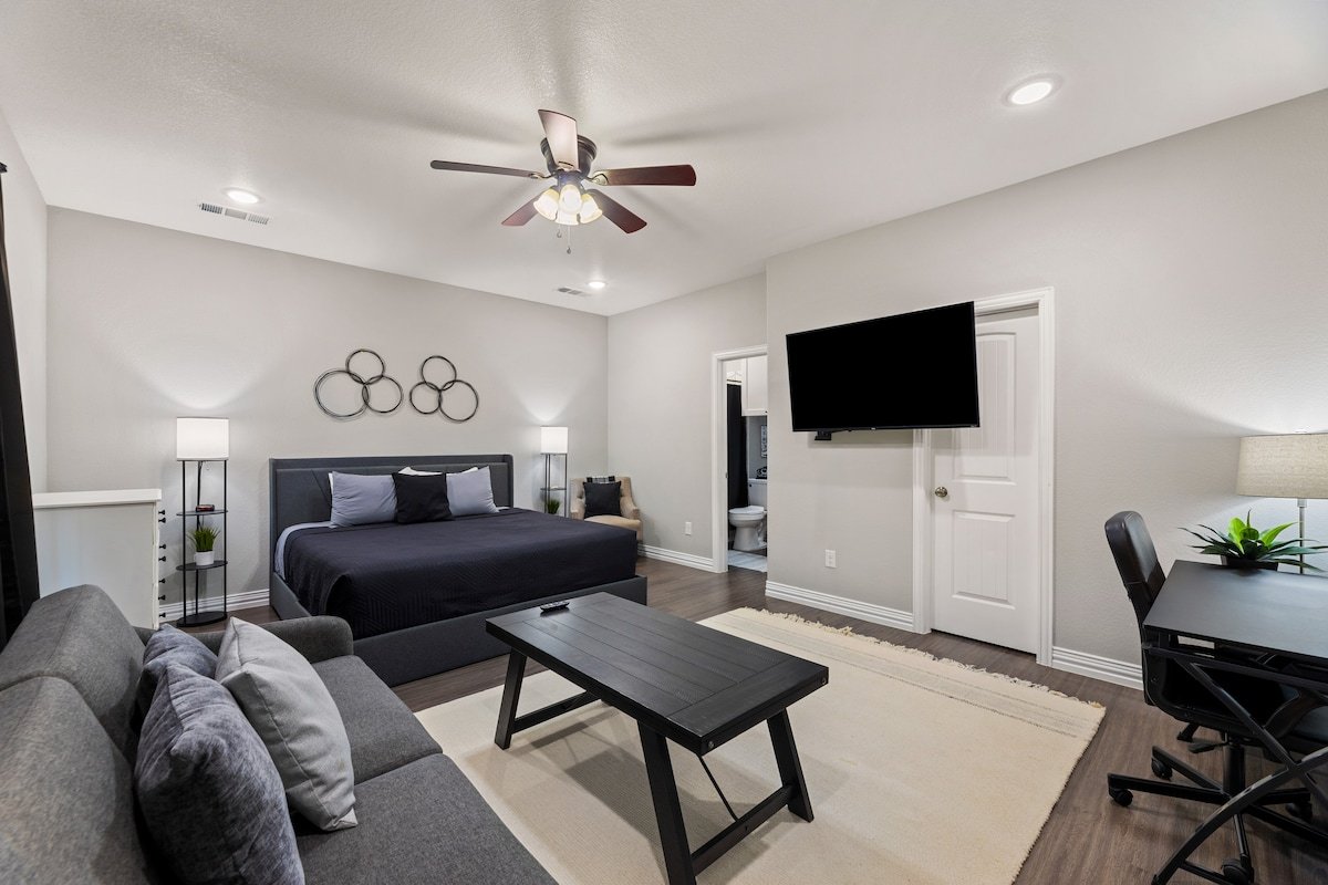 Casa De Solicitas, Near Stockyards, Sleeps 15! gallery image 4