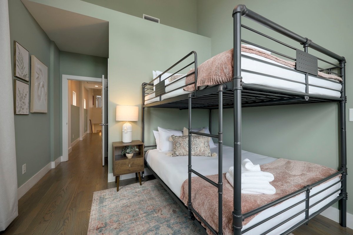 Stunning West End Home – Walkable Area gallery image 5