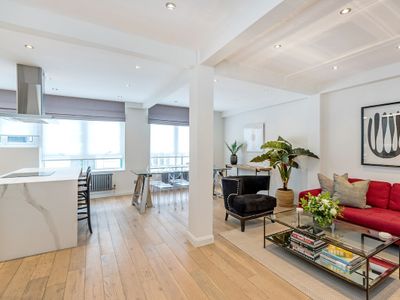 The Buckingham & Lloyds Apartment