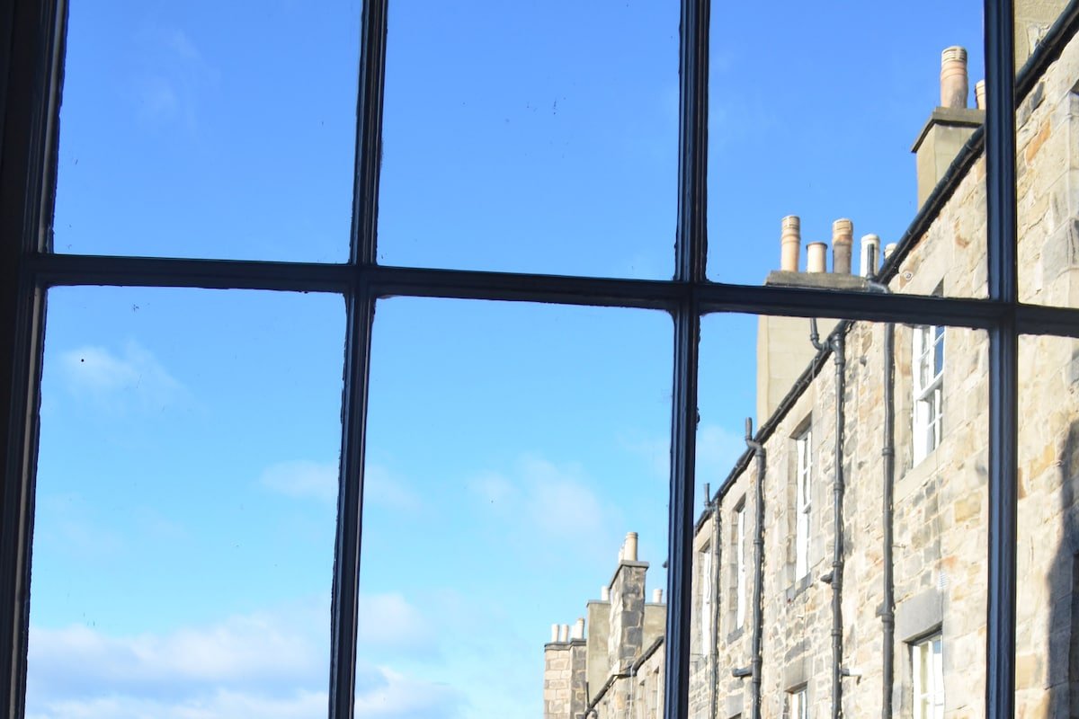 Stylish New Town Home gallery image 4