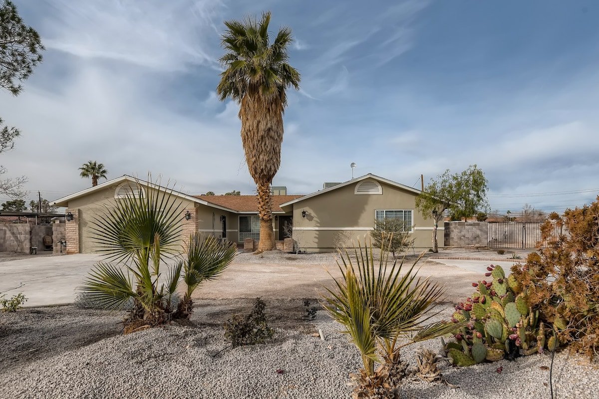 New Renovated Villa *Pool* Near Strip*Convention gallery image 3