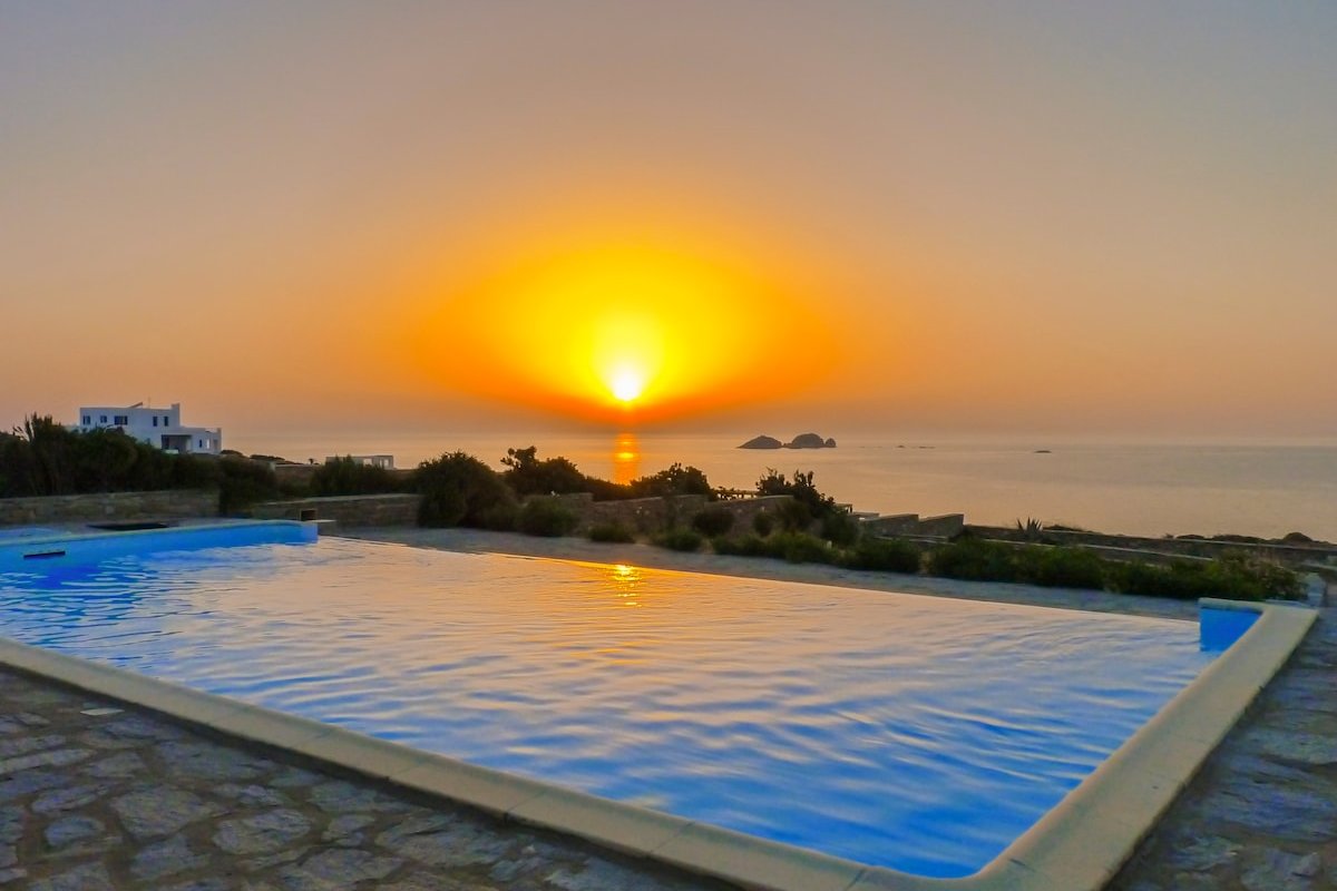 Spectacular villa & infinity pool! Stunning views gallery image 4