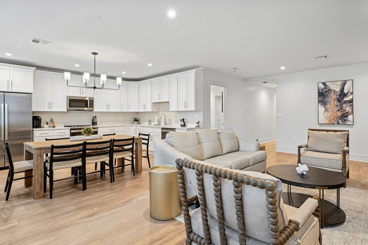 Elegant 5BD Unit Downtown | Walk to French Quarter gallery image 2