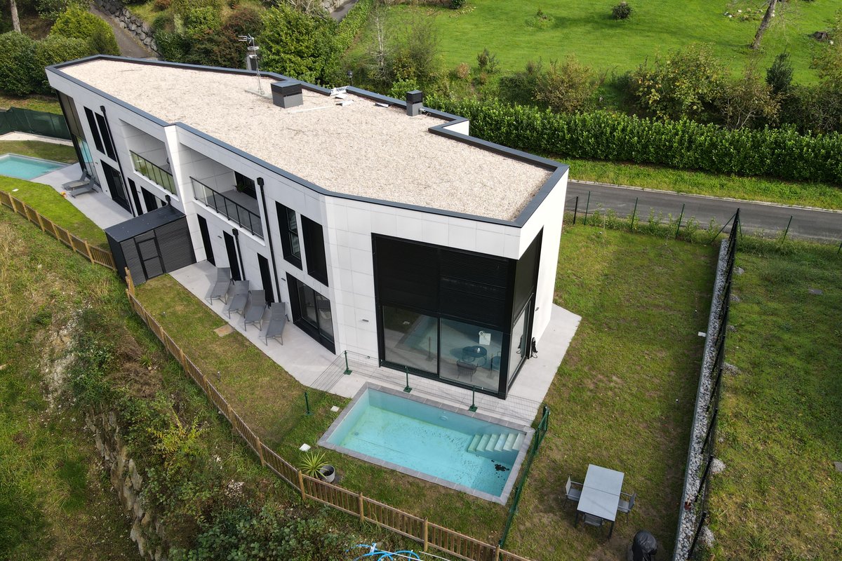 Villa nueva con piscina 4 habitaciones ESS03510