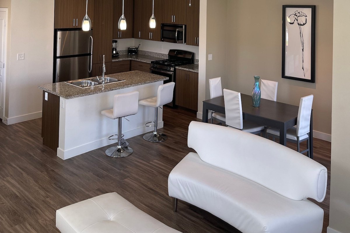 Luxurious 2Bd/2.5 Bath Close to Strip & Airport! gallery image 4