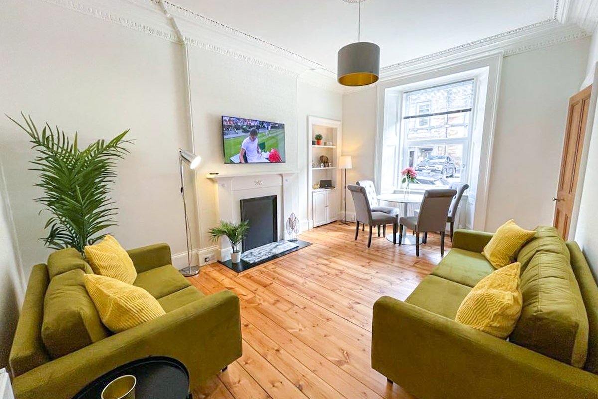 Desirable 2 Bed Apt Near Edinburgh Castle gallery image 2