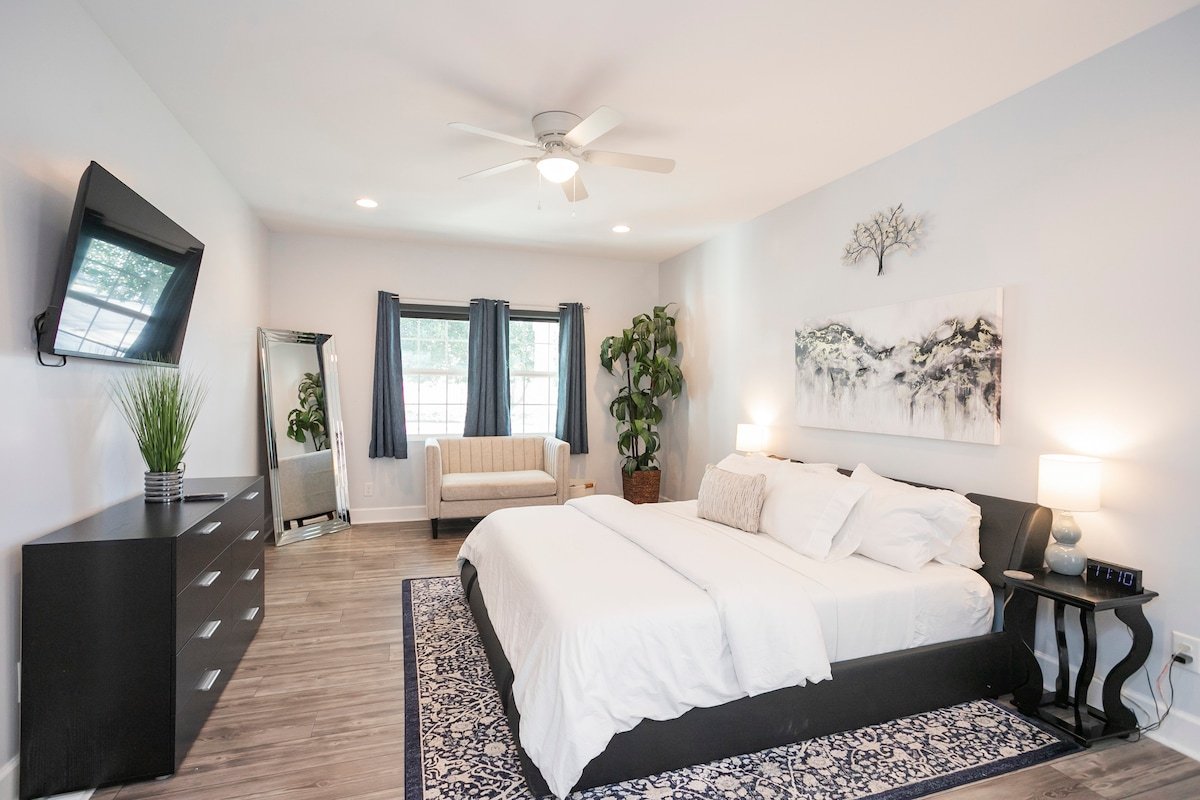 New Hot Tub, Spacious, Near Downtown gallery image 5