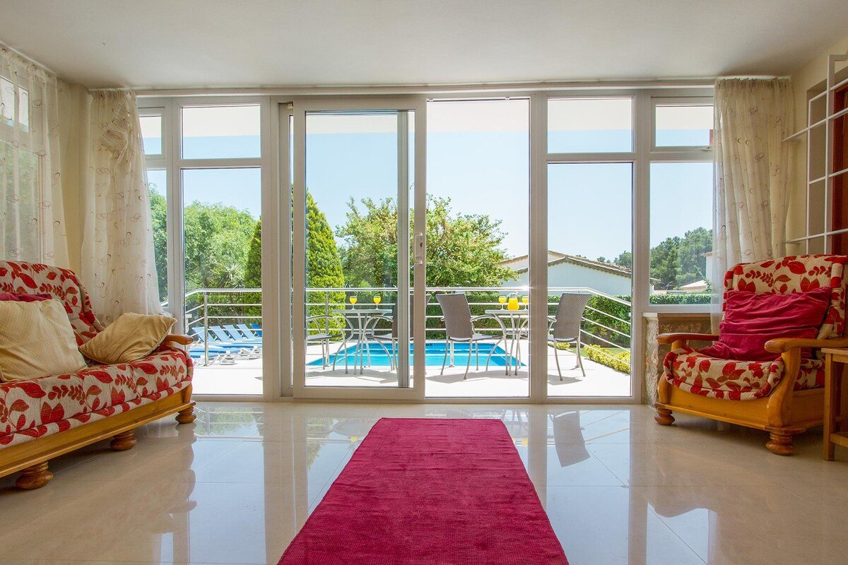 Walk to Beach! Big family Villa w/ Pool & hot tub gallery image 5