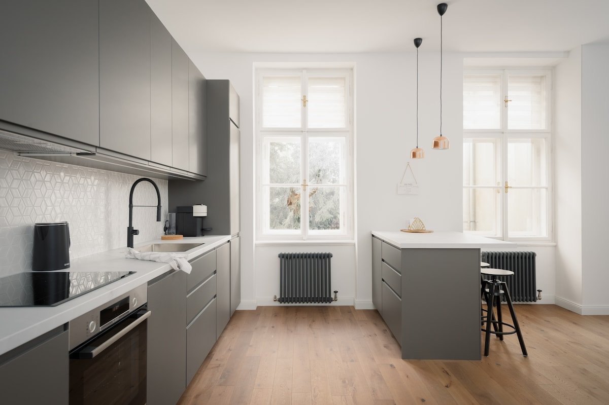 3BDR LUX Lessor town home, NEW! Under the Castle ! gallery image 4