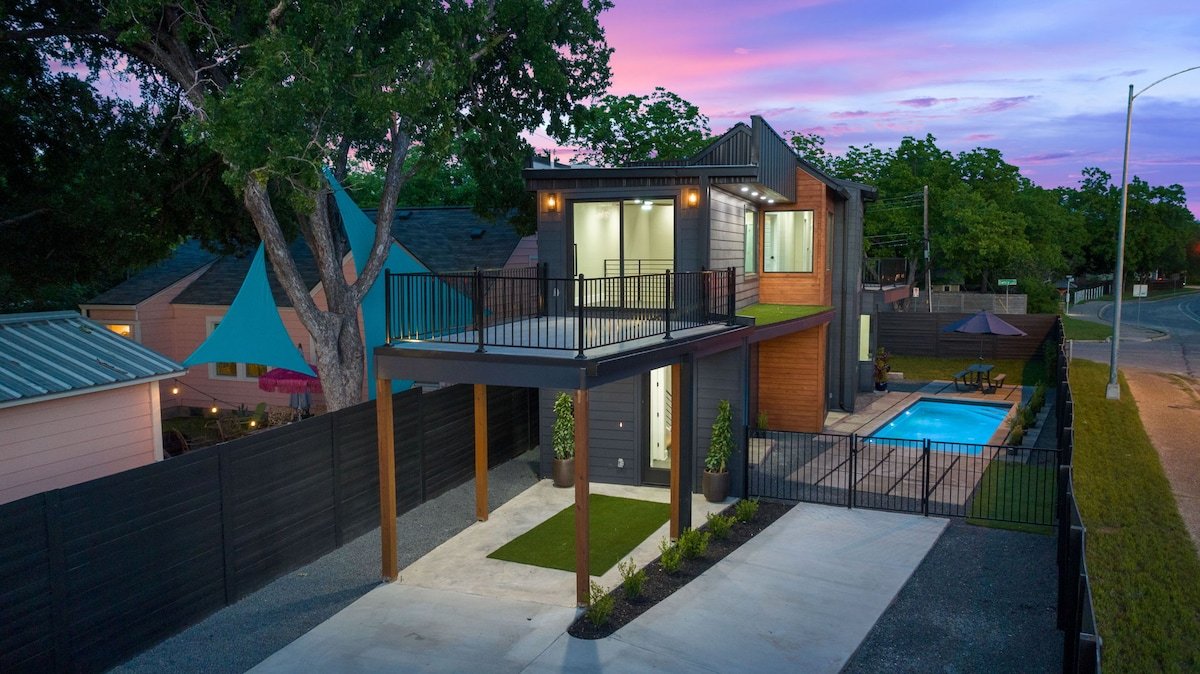 Luxury Downtown, UT Games, Pool, 6 Cars gallery image 2