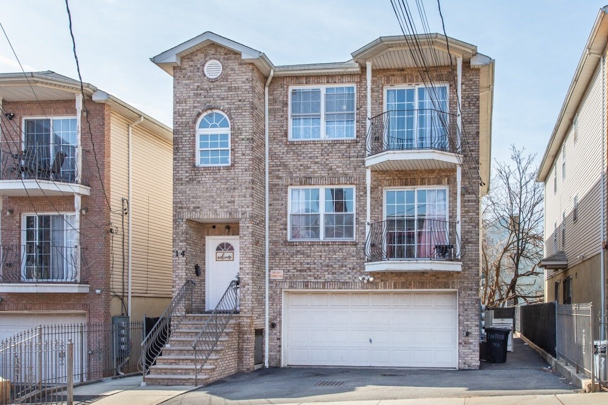 Charming 5BR Stay | Minutes to NYC & EWR • Parking gallery image 5