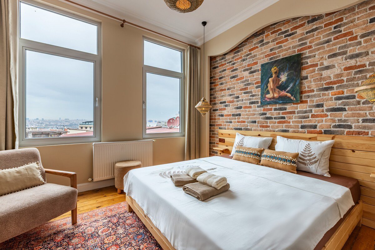 Urban Paradise: 4BR, 2BA, LR, Picturesque Views gallery image 5