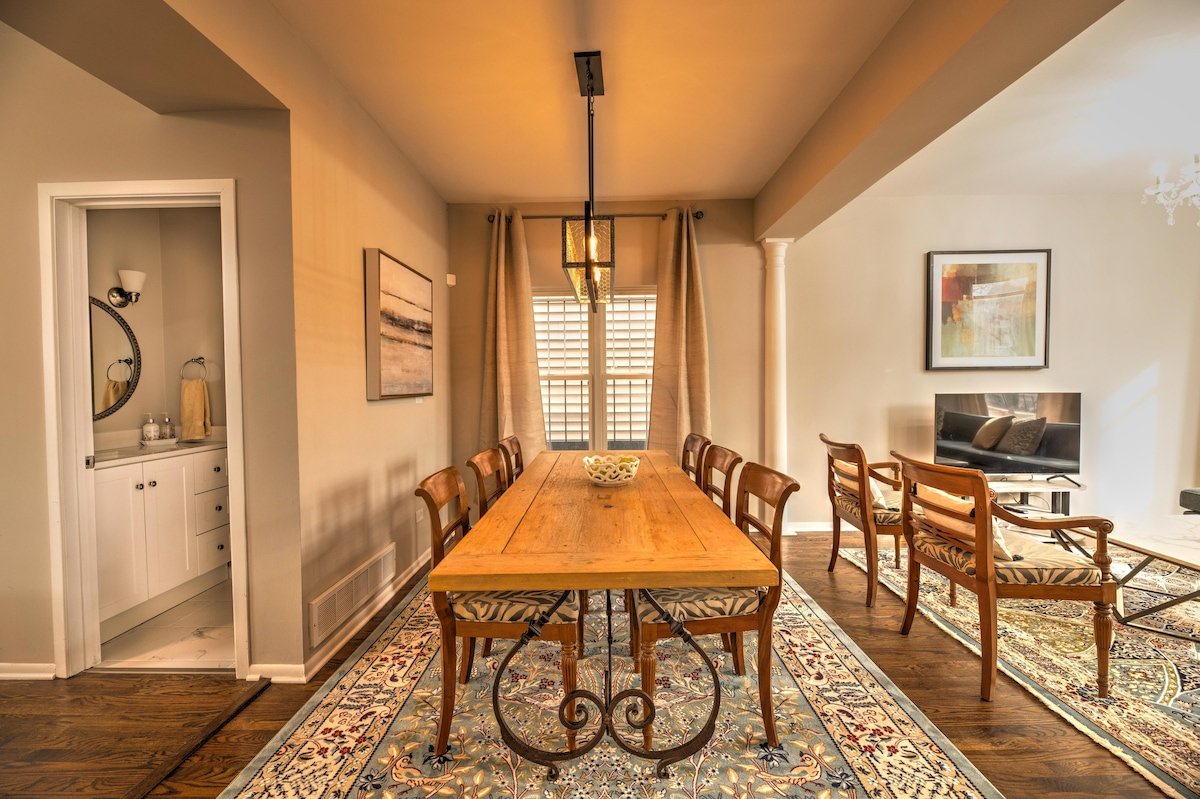 Serene Urban House next to Transit w Garage gallery image 4