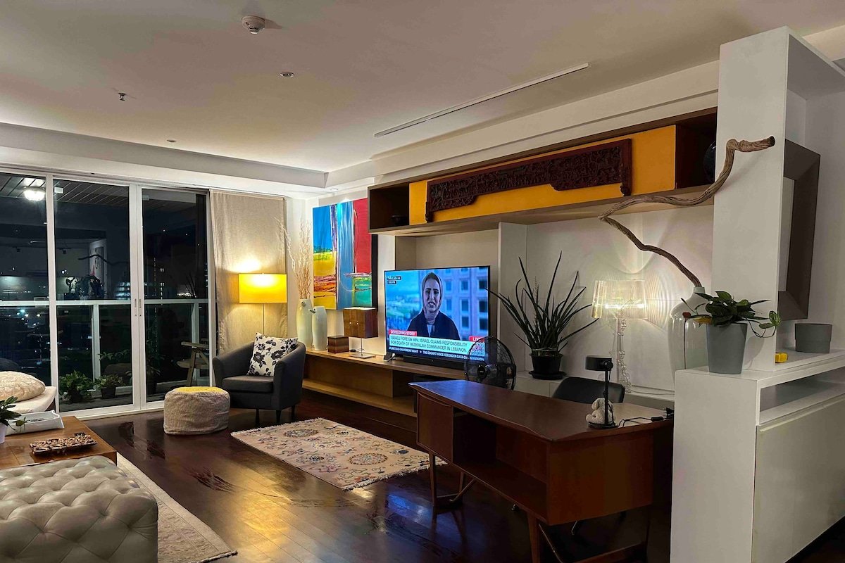 Arty Modern Hip Haven 2 Bdrm Apt gallery image 3