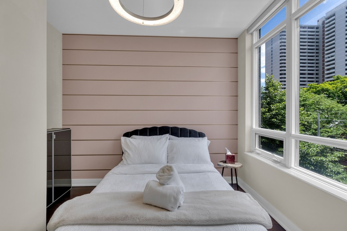 Luxe 3BR – 1560 sq.ft. CN Tower View, Safe, Bidet. gallery image 3