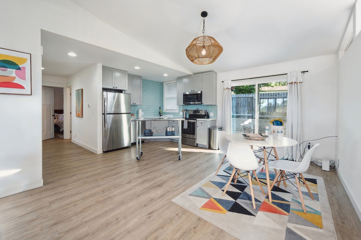 Mid-century modern style home in Harvey Park gallery image 3