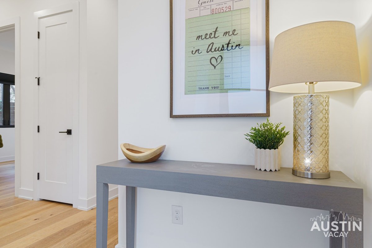 Pool, Hot Tub & Patio w/Modern Updates in E Austin gallery image 3