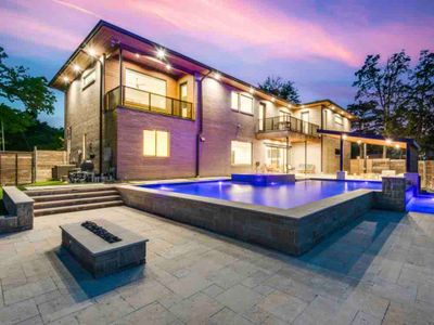 Modern escape w/ pool & hot tub