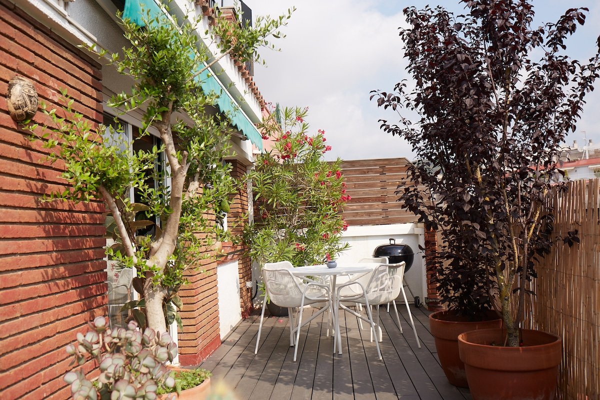 Sunny modern penthouse with delightful terrace gallery image 3