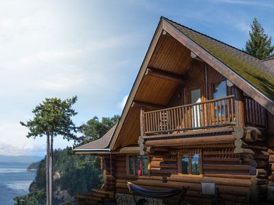 InTheBluff – Galiano Island’s Oceanside Log House