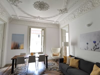 Elegant 3BR + Pool, A/C & Balconies – Center BCN