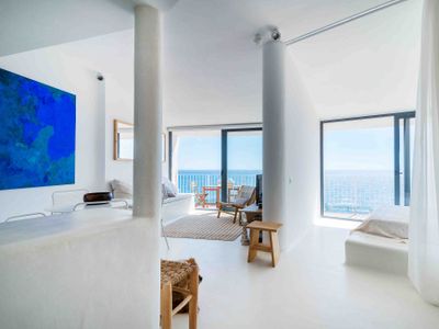 Spectacular ocean views design apartment with boat
