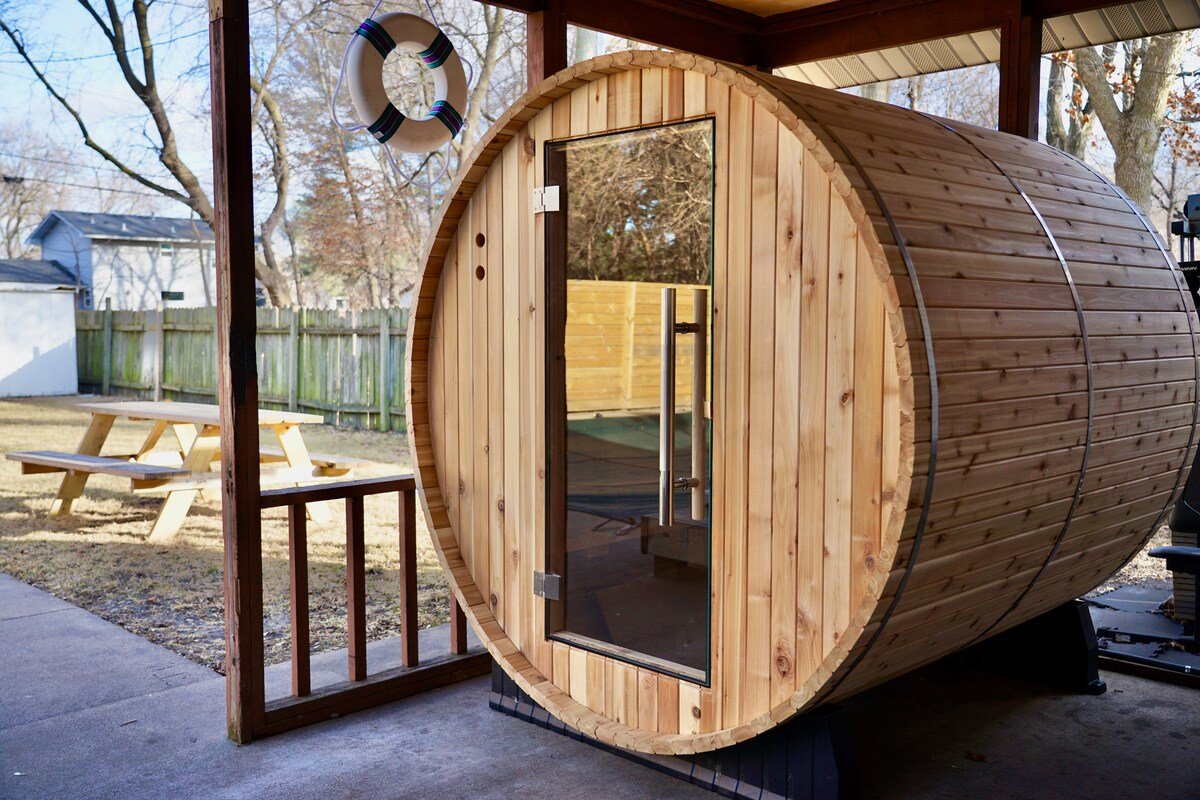 Spring Lake Paradise Pool Home w/Sauna, Cable, Bar gallery image 2