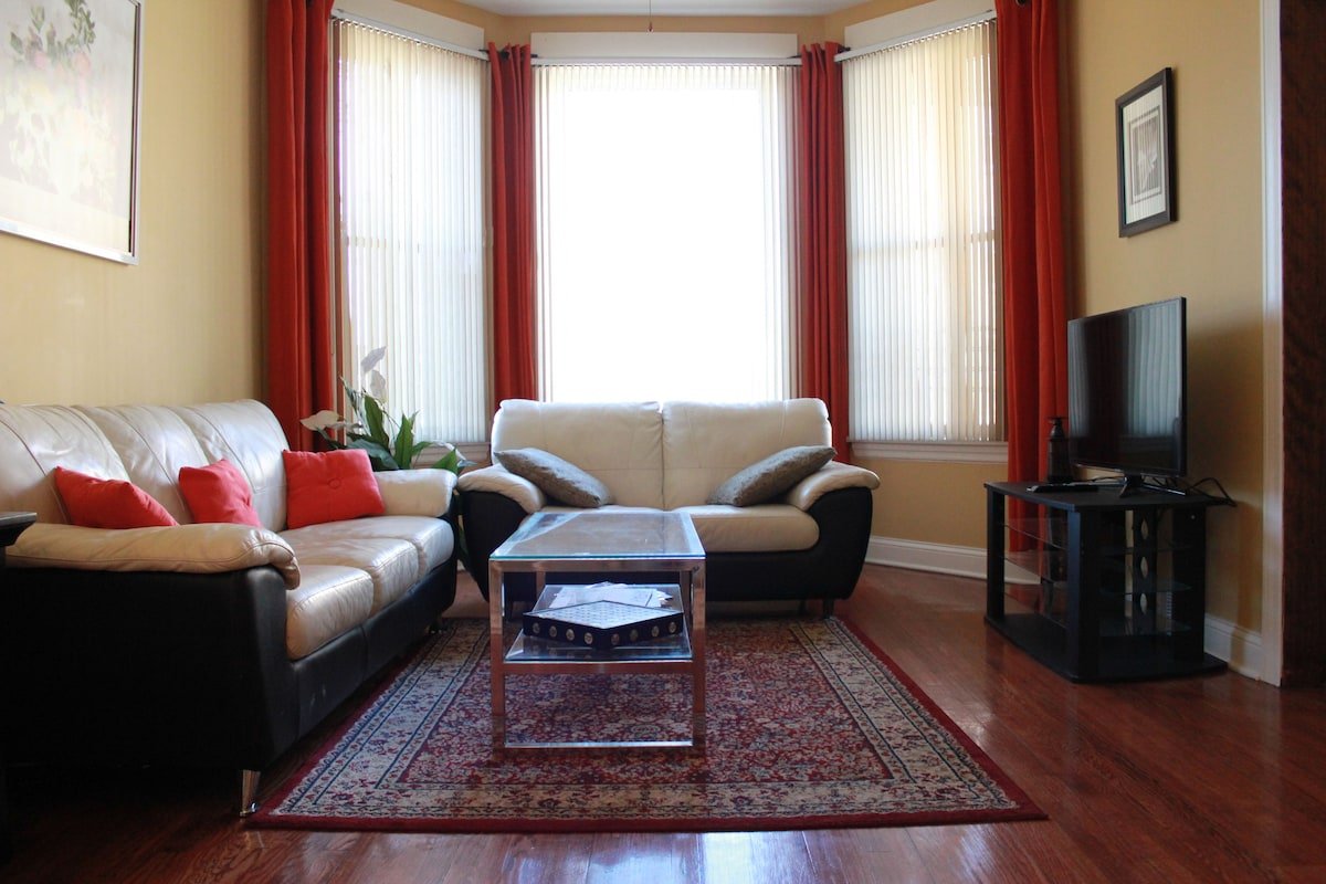 Spacious 5-BR home next to transit! Great area! gallery image 3