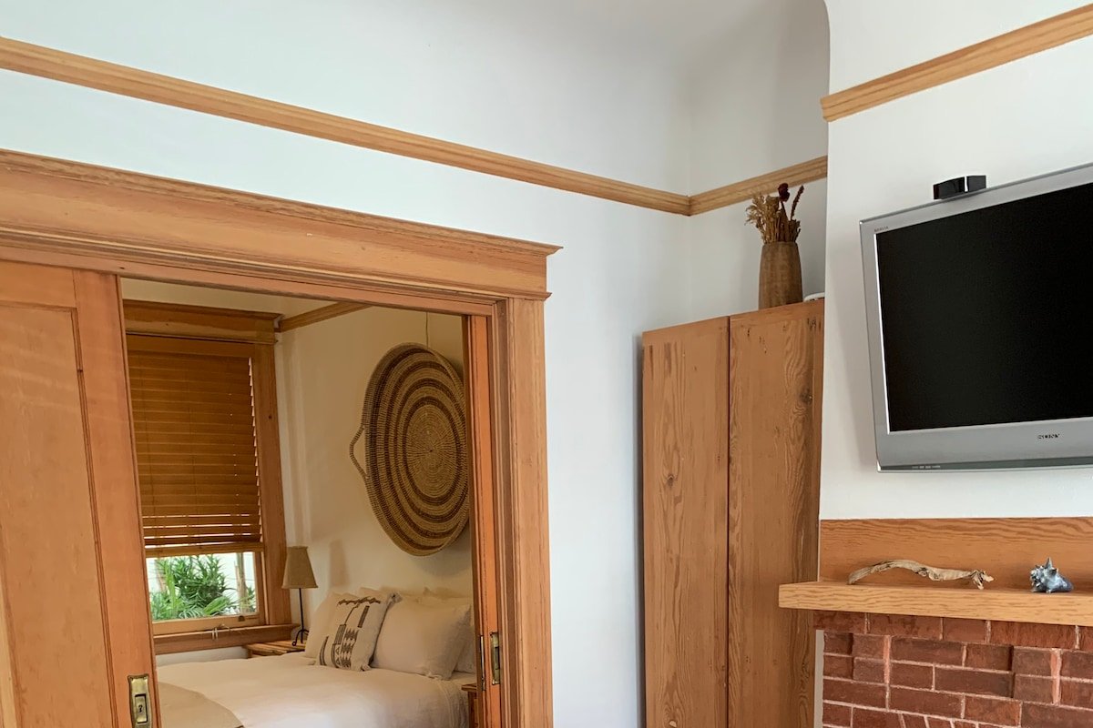 Elegant Edwardian North beach apt with parking gallery image 2