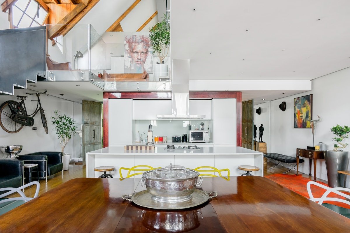 Extravagant Downtown Heritage Home with Cabin Style Vaulted Ceilings gallery image 4