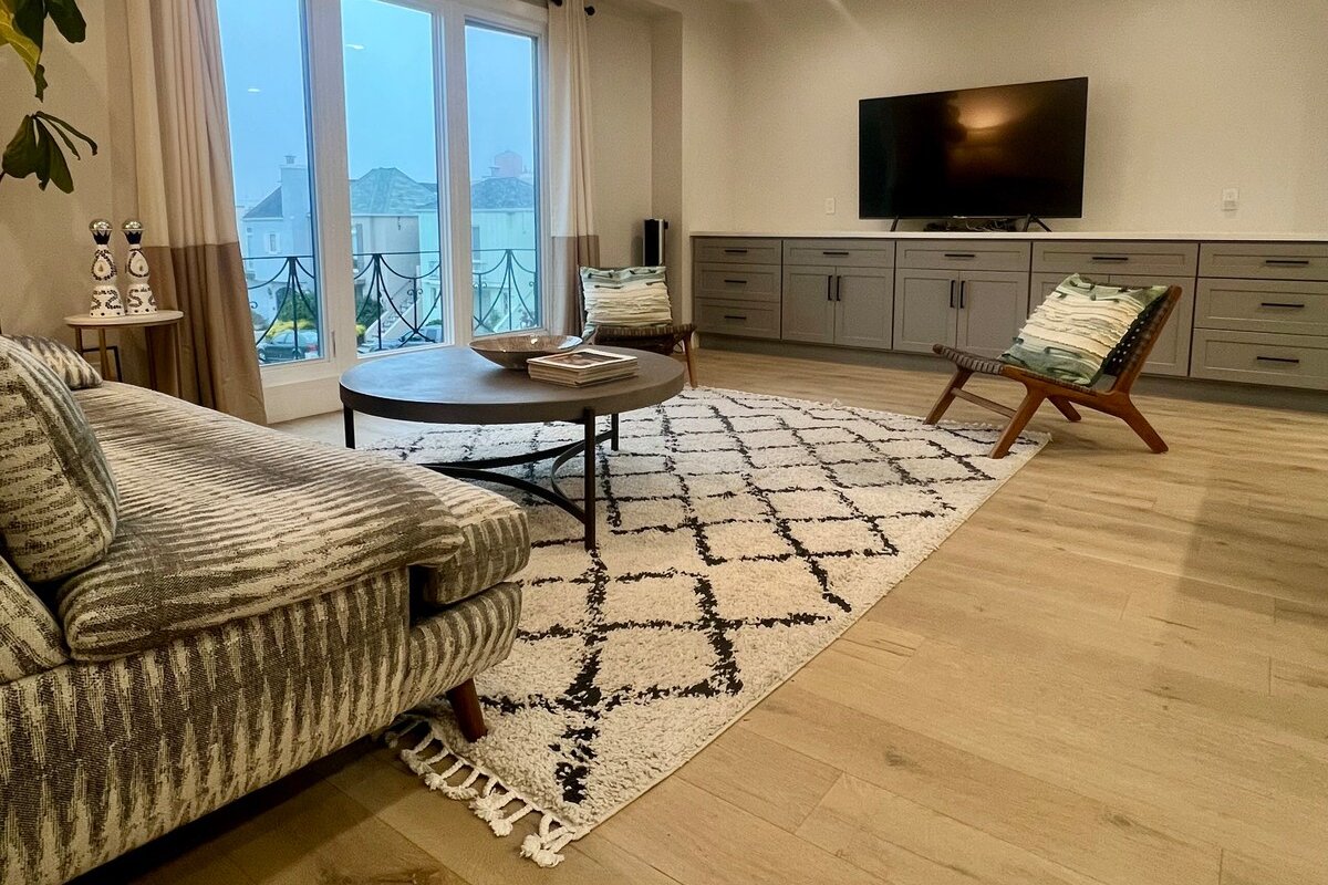 Modern 5 Bedroom/4 Bathroom-superb location! gallery image 3