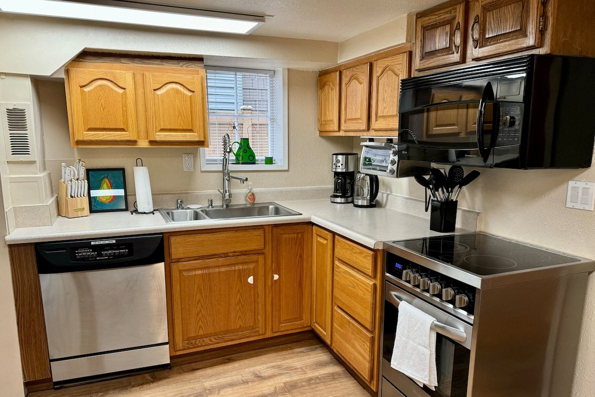 “Queen Bea”-Seattle-Basement gallery image 3