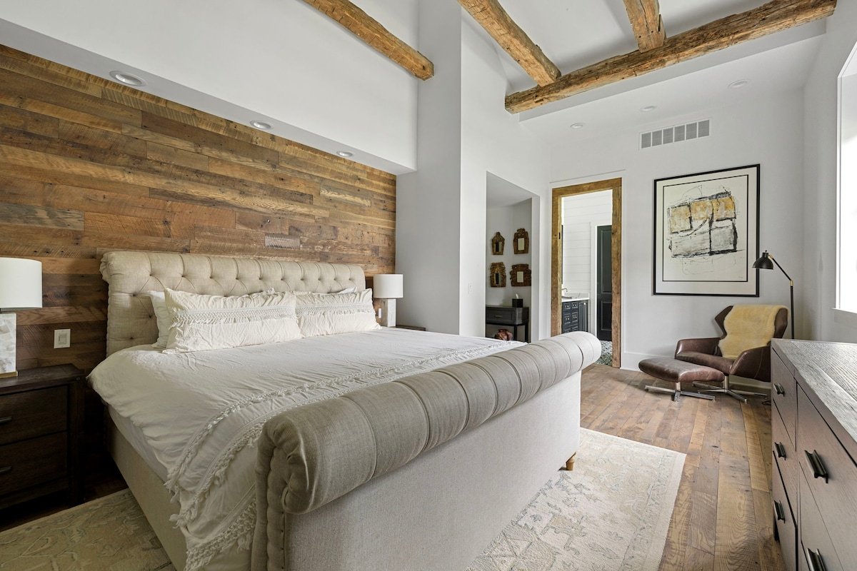 Landmark Home 1 Blk from Lk MI w/Game Rm + EV Chgr gallery image 2