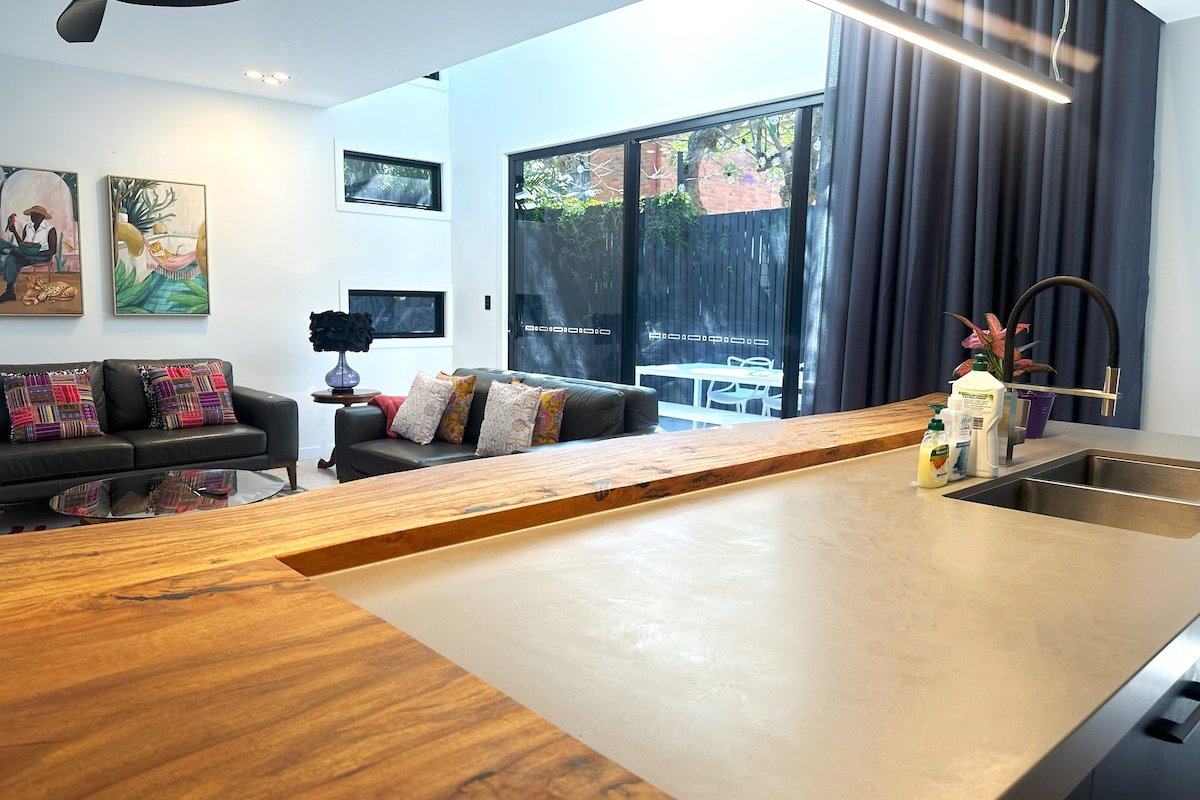 Luxurious spacious house-pool, bath & park 3 cars gallery image 5