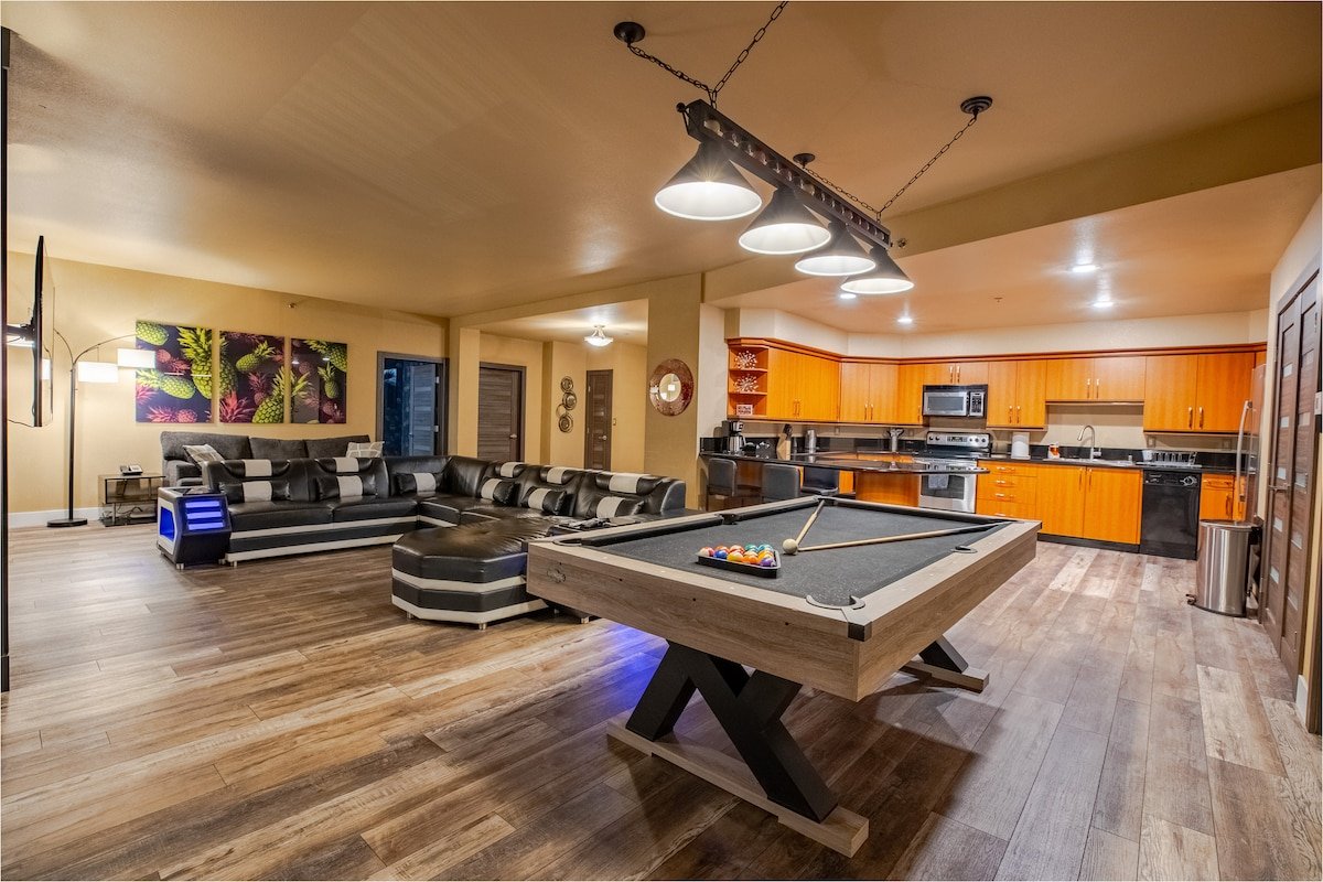 2100 SqFt Penthouse Suite : Strip Views! POOL GYM gallery image 4